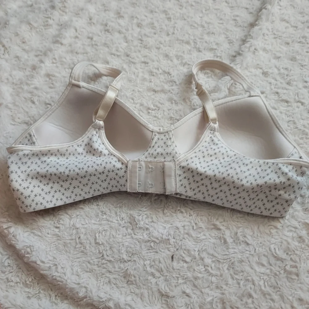 Hanes SmoothTec ComfortFlex Wire Free Natural bra Small Minimalist Soft